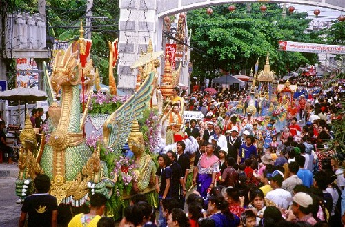 Lễ hội té nước lớn được tổ chức vào tháng 4 hàng năm