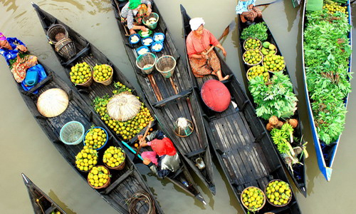 Chợ nổi trên sông tại Thái Lan sôi nổi với đa dạng hàng hóa được bán.