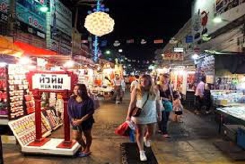 Cuộc sống buôn bán tấp nập trên một khu chợ đêm tại Hua Hin