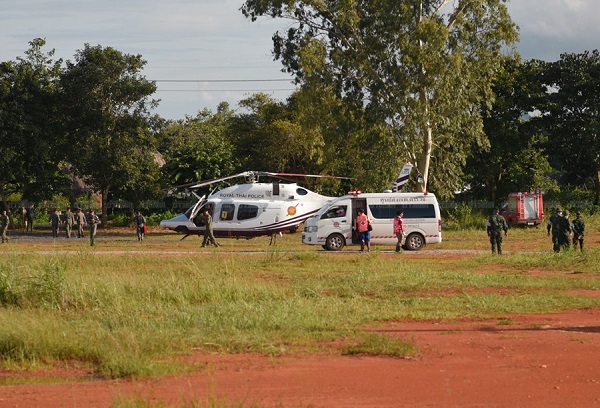 Các thành viên đội bóng Moo Paa được đưa đến bệnh viện bằng trực thăng